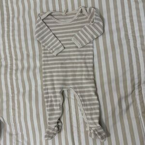 Q by Quincy Mae 6-12m Neutral Stripe Button Footie
